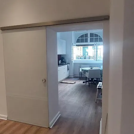 Quiet With Private Bathroom In A Local Berlin